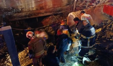 MİNİBÜSLE ÇARPIŞAN MOTOSİKLET SU KANALINA DEVRİLDİ: 2 KİŞİ YARALANDI   