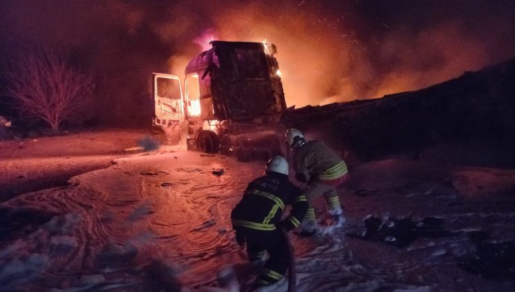 ALEVLERE TESLİM OLAN TIR YANARAK KULLANILAMAZ HALE GELDİ   