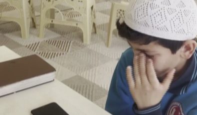 HAFIZLIK EĞİTİMİNİ TAMAMLAYAN 11 YAŞINDAKİ ÇOCUK, GÜZEL HABERİ BABASIYLA GÖZYAŞLARI İÇERİSİNDE PAYLAŞTI 