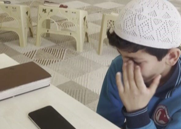 HAFIZLIK EĞİTİMİNİ TAMAMLAYAN 11 YAŞINDAKİ ÇOCUK, GÜZEL HABERİ BABASIYLA GÖZYAŞLARI İÇERİSİNDE PAYLAŞTI 