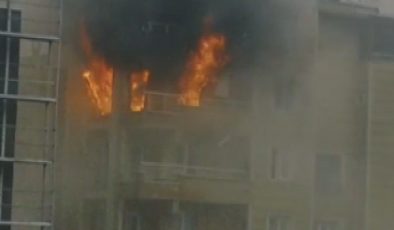 İŞÇİLERİN KALDIĞI APARTMAN DAİRESİ ALEVLERE TESLİM OLDU   