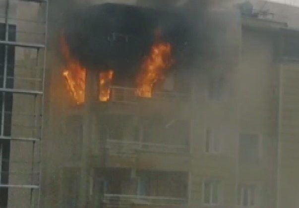 İŞÇİLERİN KALDIĞI APARTMAN DAİRESİ ALEVLERE TESLİM OLDU   