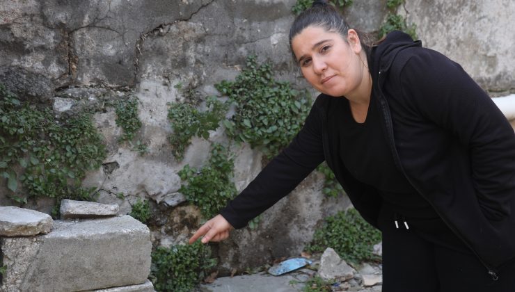 ANNESİNİN YANINDAYKEN DUVARIN ÜZERİNDEKİ TELEFONU ÇALDI 