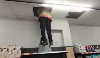 HAVALANDIRMA BOŞLUĞUNDA MAHSUR KALAN KEDİYİ İTFAİYE KURTARDI    