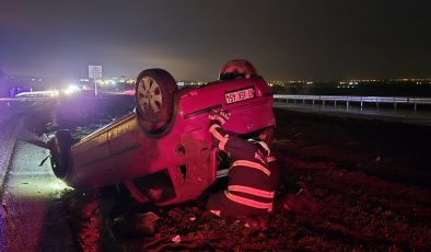 TERS DÖNEN OTOMOBİLDEKİ 2 KİŞİ YARALANDI   