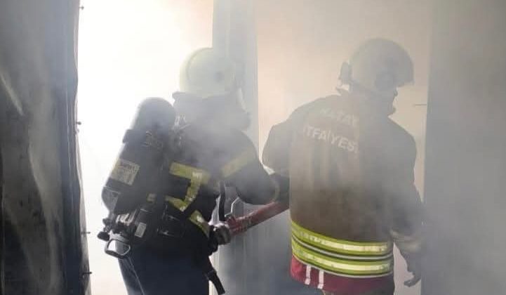 HATAY’DA ALEVLERE TESLİM OLAN KONTEYNER KULLANILAMAZ HALE GELDİ   