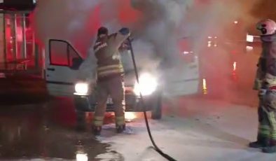 İSKENDERUN’DA SEYİR HALİNDEKİ ARAÇ ALEVLERE TESLİM OLDU   