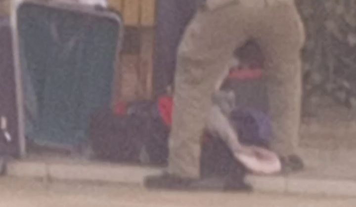 ŞÜPHELİ ÇANTADAN ELBİSE ÇIKTI   