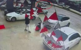 SÜRÜCÜSÜNÜN KONTROLÜNÜ KAYBETTİĞİ OTOMOBİLİN AYDINLATMA DİREĞİNE ÇARPTIĞI ANLAR KAMERADA   