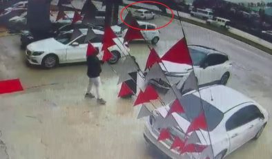 SÜRÜCÜSÜNÜN KONTROLÜNÜ KAYBETTİĞİ OTOMOBİLİN AYDINLATMA DİREĞİNE ÇARPTIĞI ANLAR KAMERADA   