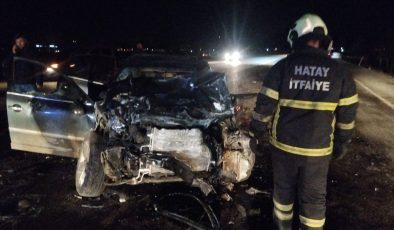 OTOMOBİL İLE MİNİBÜS KAFA KAFAYA ÇARPIŞTI: 1 ÖLÜ, 6 YARALI   