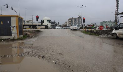 TRAFİK IŞIKLARINDA BEKLERKEN YOLU BETONLA KAPLAYAN MİKSER SÜRÜCÜSÜNE CEZA UYGULANDI 