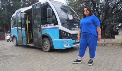 DOLMUŞÇU ZEYNEP, DİREKSİYON SALLAYARAK EKMEK PARASINI KAZANIYOR 