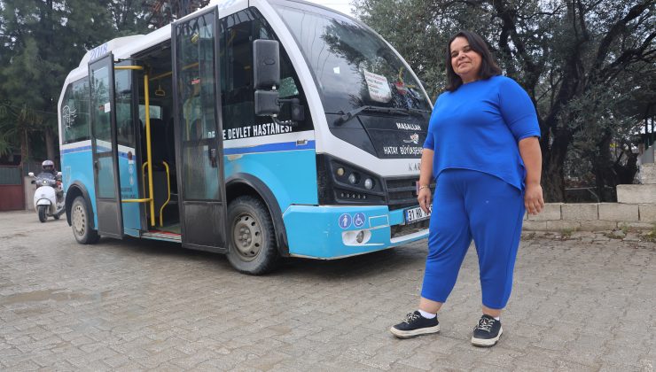 DOLMUŞÇU ZEYNEP, DİREKSİYON SALLAYARAK EKMEK PARASINI KAZANIYOR 