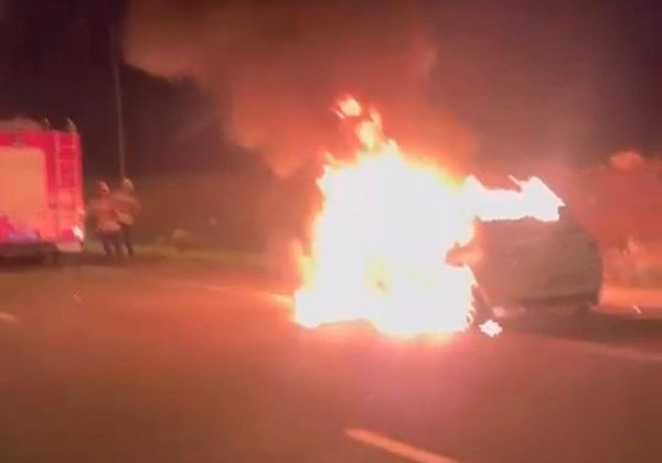 HATAY’DA OTOMOBİL ALEVLERE TESLİM OLDU   