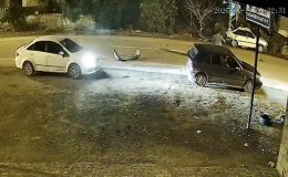 OTOMOBİLİN ELEKTRİK DİREĞİNE SAPLANDIĞI KAZA KAMERADA   