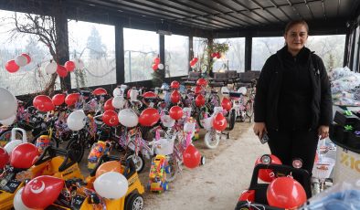 DEPREMZEDE ÖKSÜZ VE YETİM ÇOCUKLARIN YÜZÜ HEDİYELERLE GÜLDÜ 