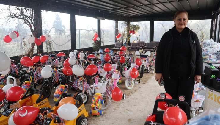 DEPREMZEDE ÖKSÜZ VE YETİM ÇOCUKLARIN YÜZÜ HEDİYELERLE GÜLDÜ 