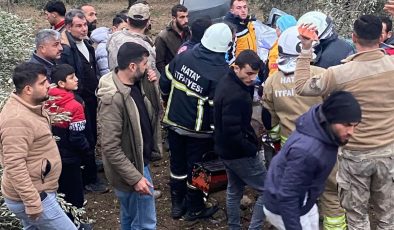 ZEYTİNLİĞE UÇAN OTOMOBİLİN SÜRÜCÜSÜ YARALANDI 