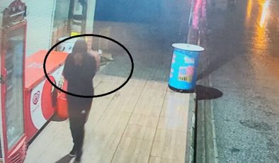 YÜZÜNÜ ELİYLE KAPATARAK BÜFEDEN ALKOL ÇALAN HIRSIZ YAKAYI ELE VERDİ   