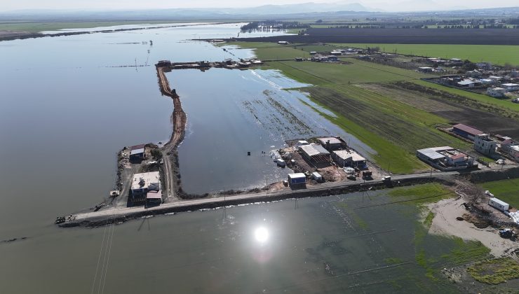 SON 65 YILIN EN KURAK YILINI GERİDE BIRAKAN HATAY’DA ETKİLİ OLAN YAĞIŞLA TARIM ARAZİLERİ SU ALTINDA KALDI 