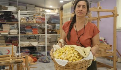 TESCİLLİ ‘HATAY SARISI’NI YAŞATMAK İÇİN ÖMRÜNÜ ADAYAN KADINA “YAŞAYAN İNSAN HAZİNESİ” ÖDÜLÜ  