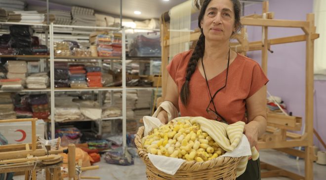 TESCİLLİ ‘HATAY SARISI’NI YAŞATMAK İÇİN ÖMRÜNÜ ADAYAN KADINA “YAŞAYAN İNSAN HAZİNESİ” ÖDÜLÜ  