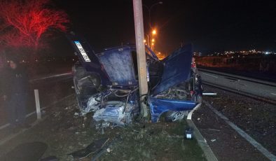 AYDINLATMA DİREĞİNE ÇARPAN TOFAŞ HURDAYA DÖNDÜ: 2 YARALI 