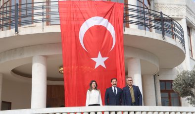 HATAY’DA ENKAZDAN TAŞLARI TEK TEK TOPLANAN TARİHİ MECLİS BİNASI 200 FORE KAZIK ÜZERİNE YENİDEN İNŞA EDİLDİ 