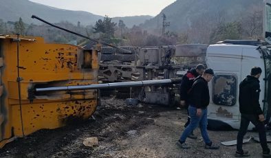 İSKENDERUN’DA DEVRİLEN HAFRİYAT KAMYONUNUN SÜRÜCÜSÜ YARALANDI   