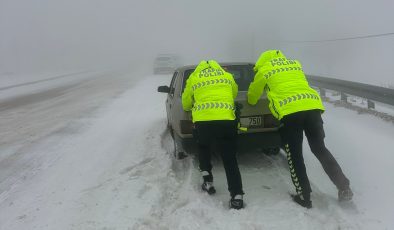 HATAY’DA KARLA KAPLI YOLDA SÜRÜCÜLER ZOR ANLAR YAŞADILAR   