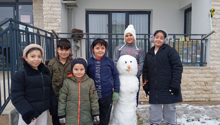 KAR YAĞIŞI SÜRÜCÜLERE ZOR ANLAR YAŞATIRKEN ÇOCUKLARI MUTLU ETTİ   