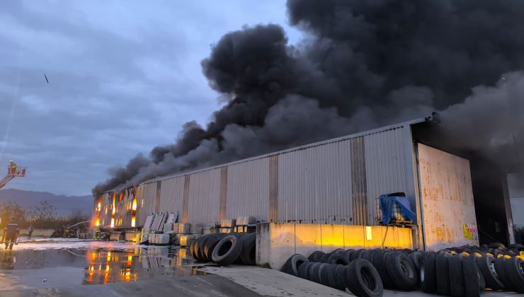 LASTİK DEPOSU ALEVLERE TESLİM OLDU   