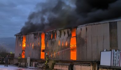 LASTİK DEPOSUNDA ÇIKAN YANGIN KONTROL ALTINA ALINDI   