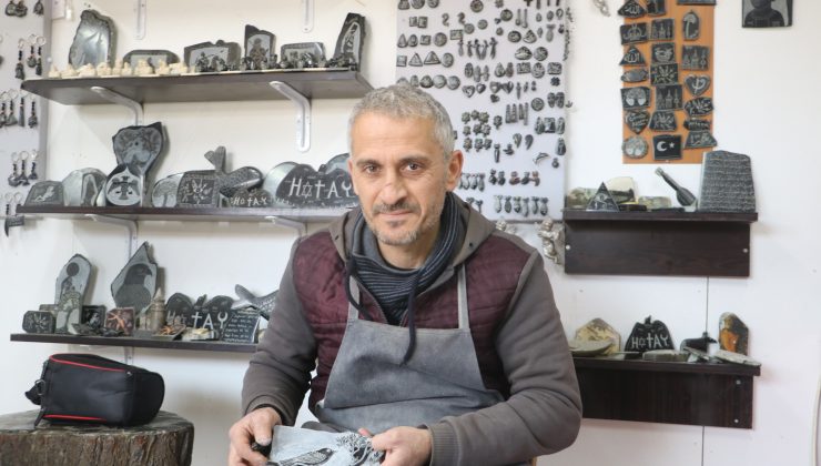 HOBİ OLARAK BAŞLADIĞI MESLEĞİNDE 25 YILDIR EKMEĞİNİ TAŞTAN ÇIKARIYOR   