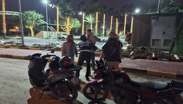 İSKENDERUN POLİSİ SOĞUK HAVADA ASAYİŞ İÇİN SAHADA   