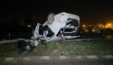 AYDINLATMA DİREĞİNE ÇARPAN OTOMOBİL TAKLA ATTI: 1 YAŞINDAKİ BEBEK ÖLDÜ, ANNE VE BABA YARALANDI   