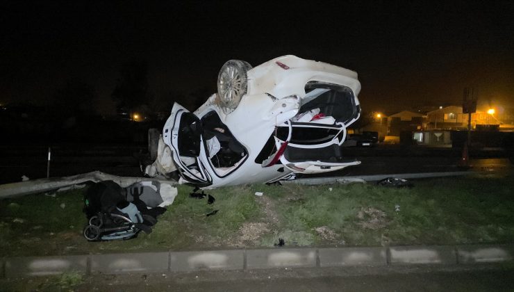 AYDINLATMA DİREĞİNE ÇARPAN OTOMOBİL TAKLA ATTI: 1 YAŞINDAKİ BEBEK ÖLDÜ, ANNE VE BABA YARALANDI   