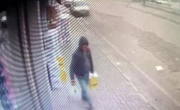 MARKETİN ÖNÜNDEKİ SIVI YAĞ KOLİSİNİ ÇALAN ŞAHSIN O ANLARI KAMERADA   