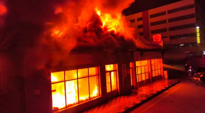 HATAY’DA KORKUTAN YANGIN: AKARYAKIT İSTASYONUNUN YANINDAKİ BİNA ALEVLERE TESLİM OLDU   