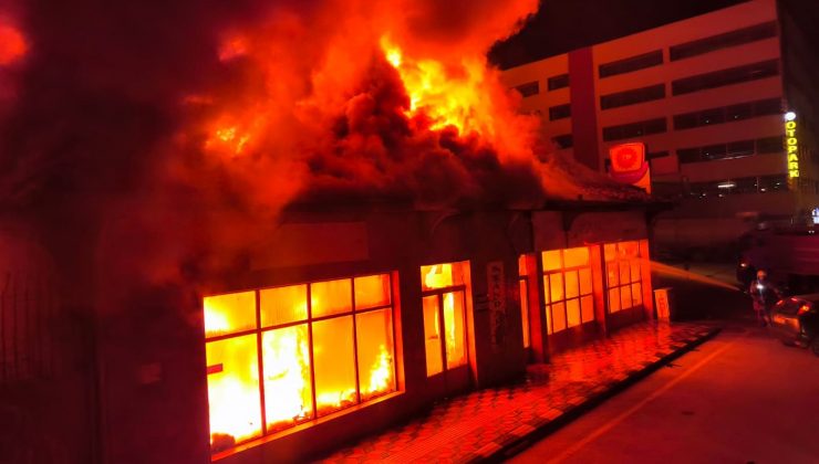 HATAY’DA KORKUTAN YANGIN: AKARYAKIT İSTASYONUNUN YANINDAKİ BİNA ALEVLERE TESLİM OLDU   