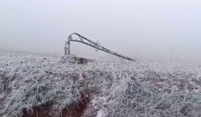 TİPİ ONLARCA ELEKTRİK DİREĞİNİ YIKTI, BUZLA KAPLANAN İLETİM HATLARI EKİPLERCE TEMİZLENDİ   