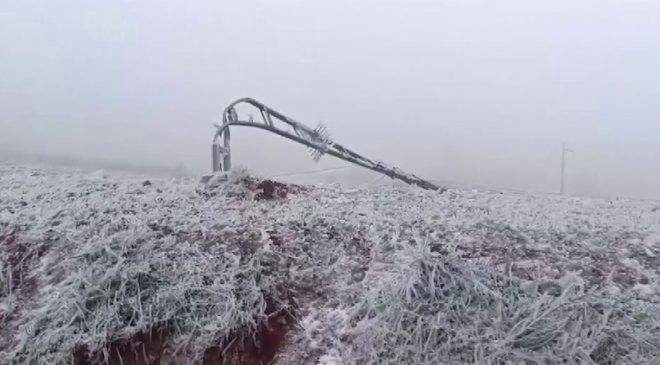 TİPİ ONLARCA ELEKTRİK DİREĞİNİ YIKTI, BUZLA KAPLANAN İLETİM HATLARI EKİPLERCE TEMİZLENDİ   