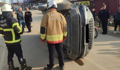 KIRIKHAN’DA OTOMOBİL YAN YATTI: 2 YARALI   