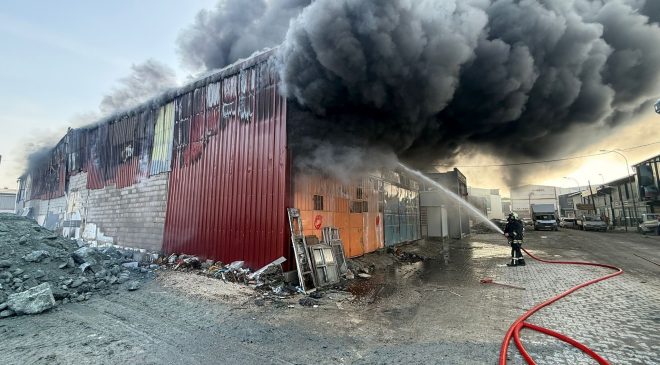 YILLARCA VERDİĞİ EMEKLER ALEV ALEV YANAN ESNAF, ‘CİĞERİMİZ YANDI’ DİYEREK DUYGULARINI DİLE GETİRDİ  