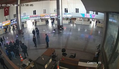 OTOGARDA BİR ANDA YERE YIĞILAN KADINA GÜVENLİKTEN HAYAT KURTARAN MÜDAHALE   