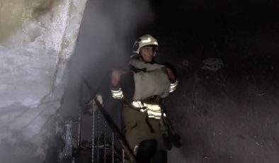  YANAN EVDEKİ 7 KİŞİLİK AİLEYİ İTFAİYE KURTARDI 