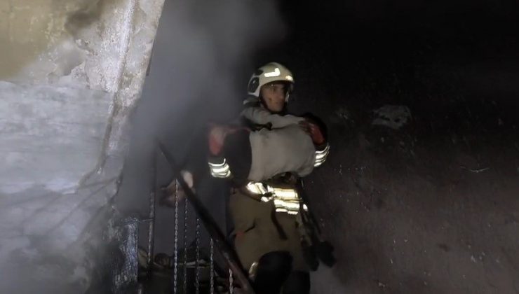  YANAN EVDEKİ 7 KİŞİLİK AİLEYİ İTFAİYE KURTARDI 