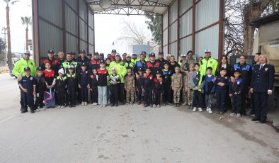 POLİS VE JANDARMA KAMUFLAJI İLE DENETİM YAPAN DEPREMZEDE ÇOCUKLAR YÜREKLERİ ISITTI 