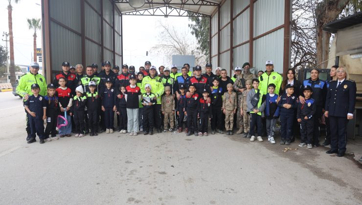POLİS VE JANDARMA KAMUFLAJI İLE DENETİM YAPAN DEPREMZEDE ÇOCUKLAR YÜREKLERİ ISITTI 